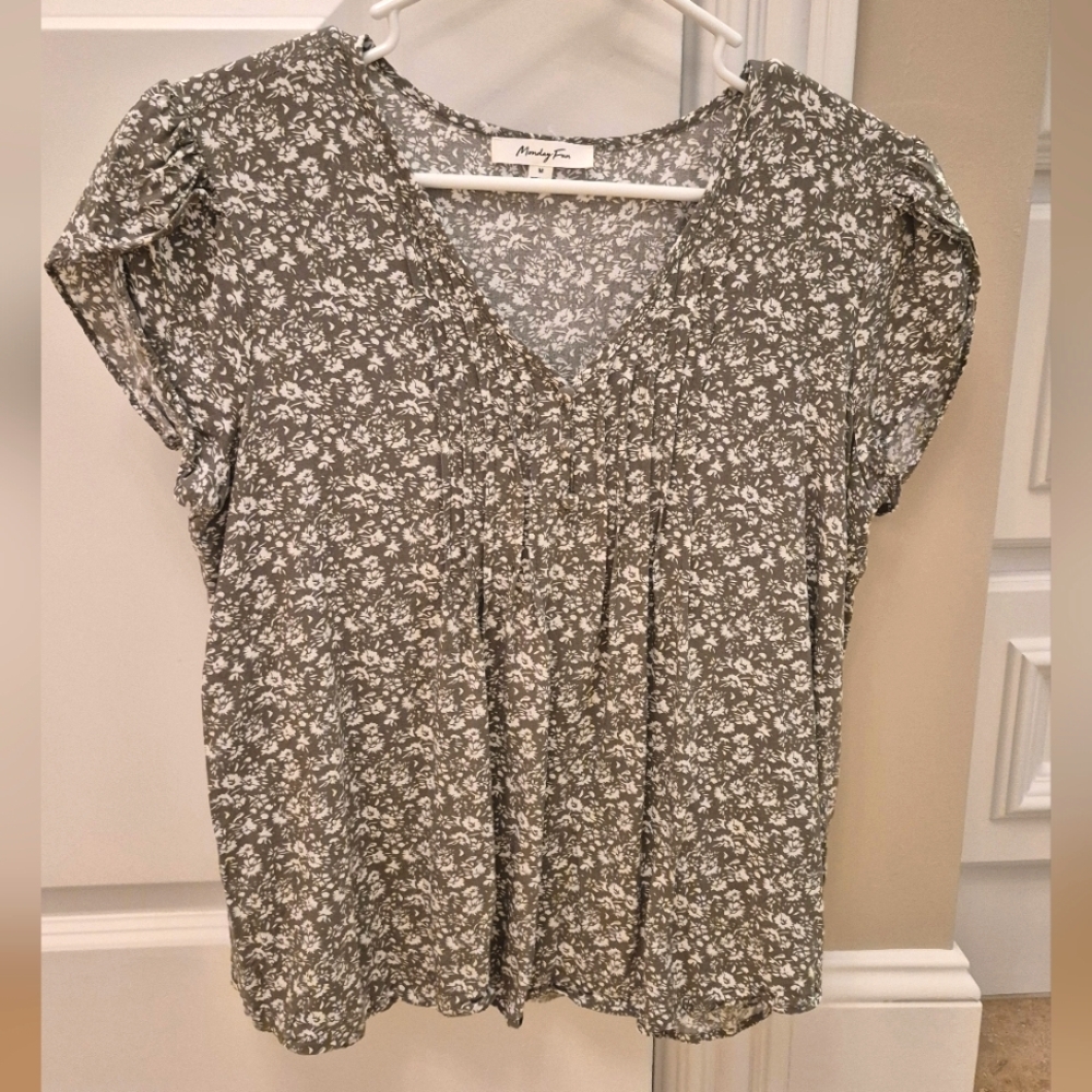 Monday Fun Tulip Sleeve Green Blouse Medium